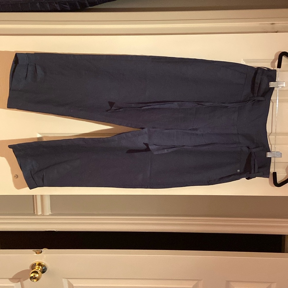 Women’s navy blue linen pants with belt. Brand new good quality. Size small.